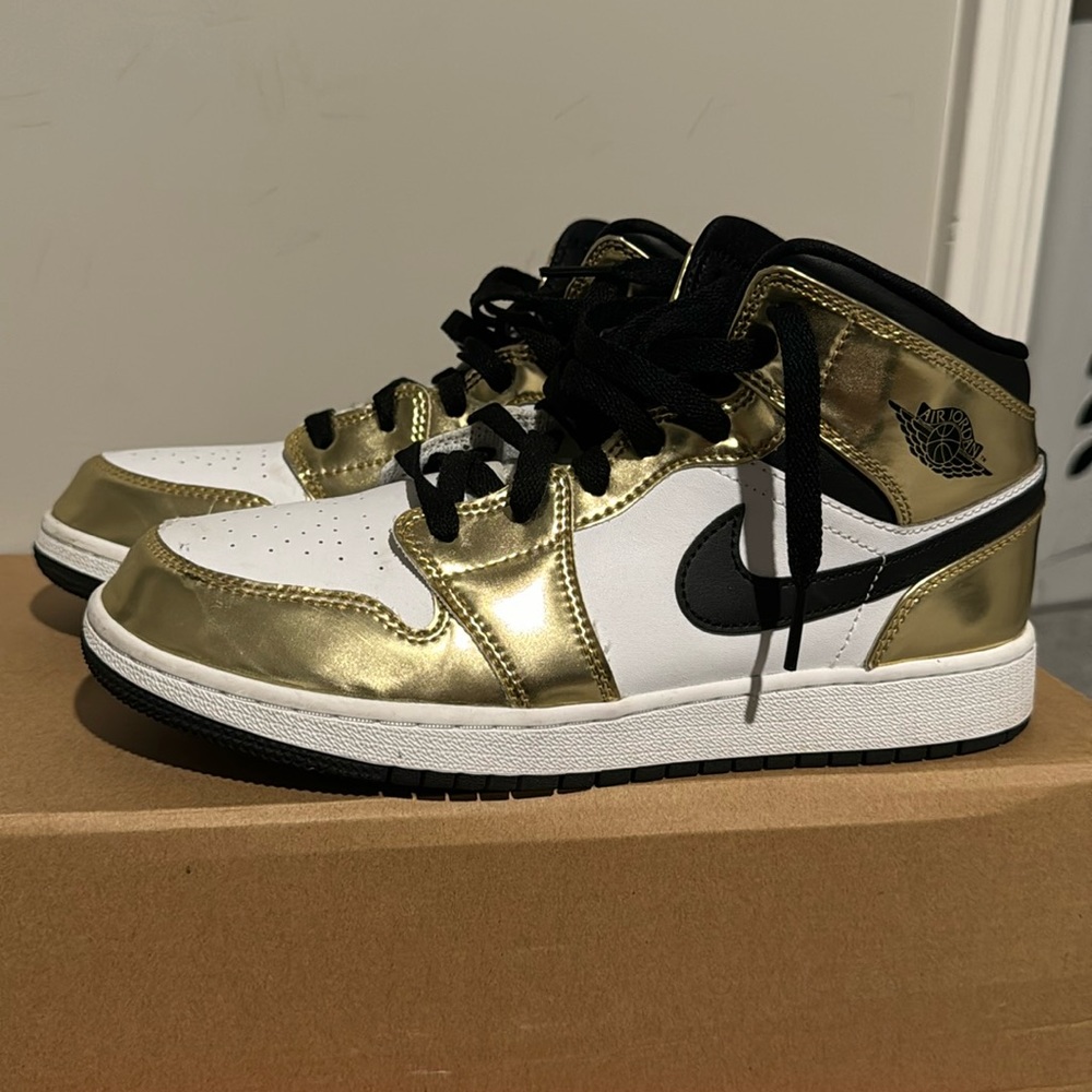 Hi I’m selling these Jordan’s! They are US 7y but fit an 8 -8 1/2 in women’s.